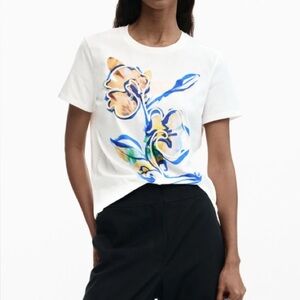 Desigual  GARDEN FLOWERS T-SHIRT Brand New (Size M) selling in stores for $100